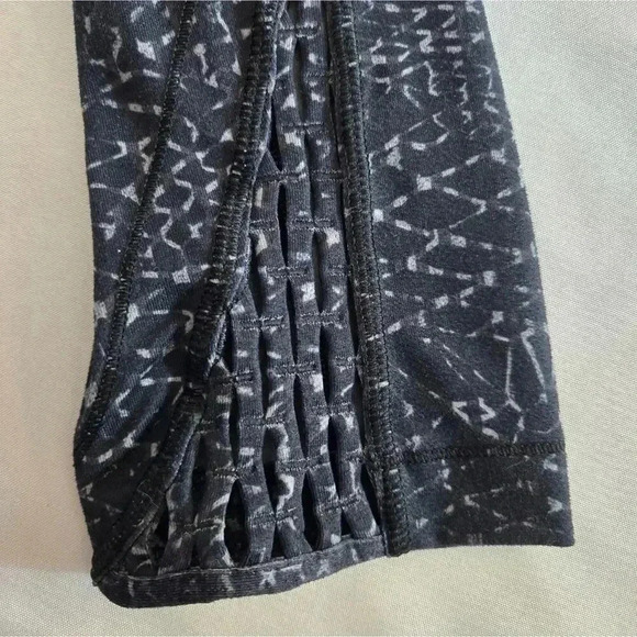 Lululemon True Self Crop II Samba Snake Battleship Blk Leggings size 6 - Picture 8 of 8